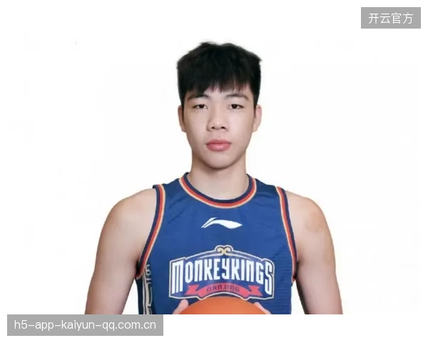 李禄瞳现身季前赛:离开CBA两个赛季后重返江苏男篮的传奇之旅 李禄瞳现身季前赛:离开CBA两个赛季后重返江苏男篮的传奇之旅